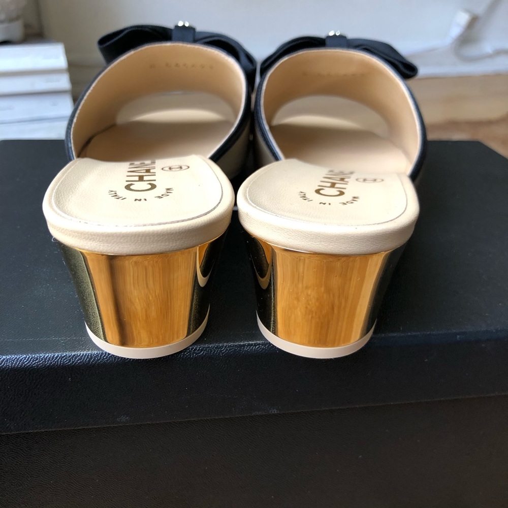 Chanel Beige and Black Bow Slide Sandals NIB G45691 size 39 $1350 - Picture 4 of 10